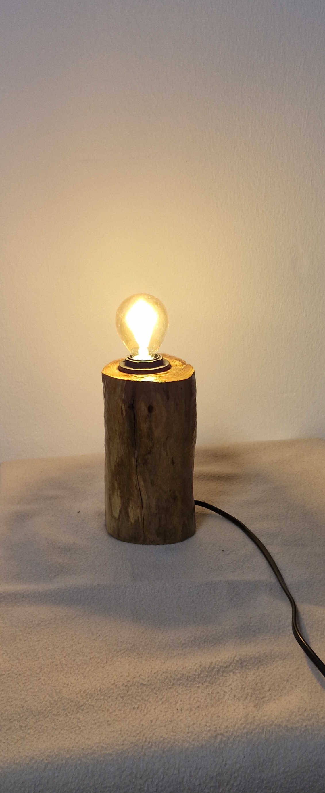 Handgefertigte Tischlampe aus Naturholz – einzigartiges Unikat – Bild 6