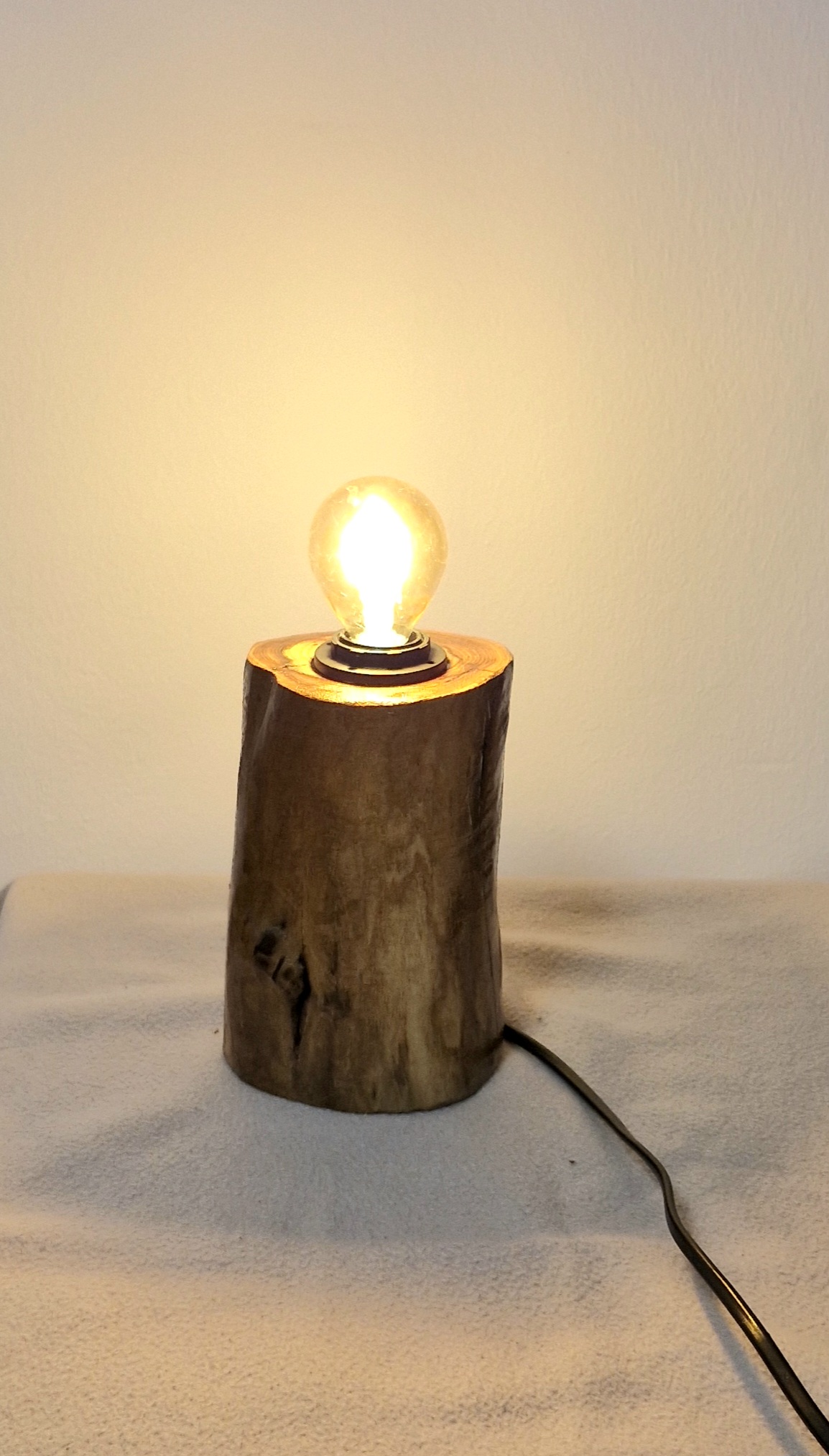 Handgefertigte Tischlampe aus Naturholz – einzigartiges Unikat – Bild 5