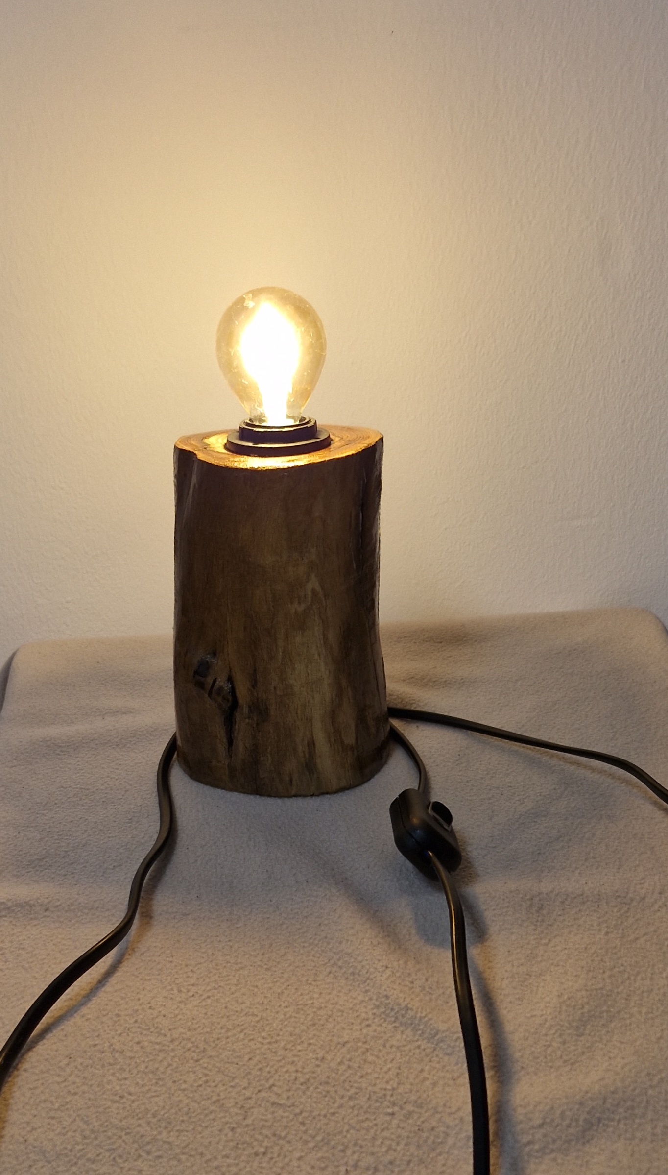 Handgefertigte Tischlampe aus Naturholz – einzigartiges Unikat – Bild 4